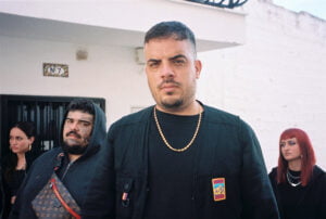 El rapero español Foyone con tres personas detrás