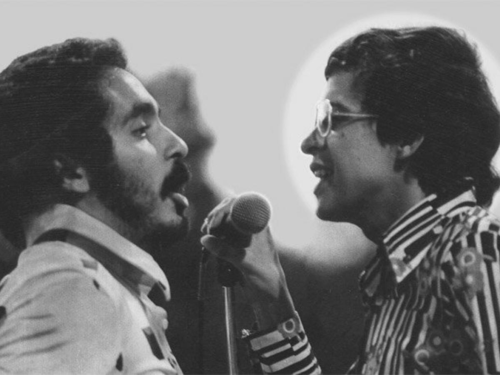 Los músicos salseros Willie Colón y Héctor Lavoe cantando juntos uno de sus éxitos