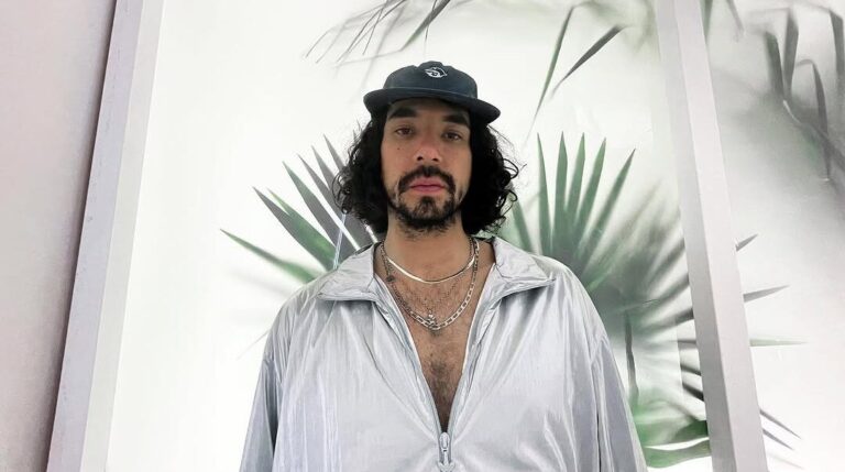 Retrato del rapero de Ciudad de México Tino El Pingüino