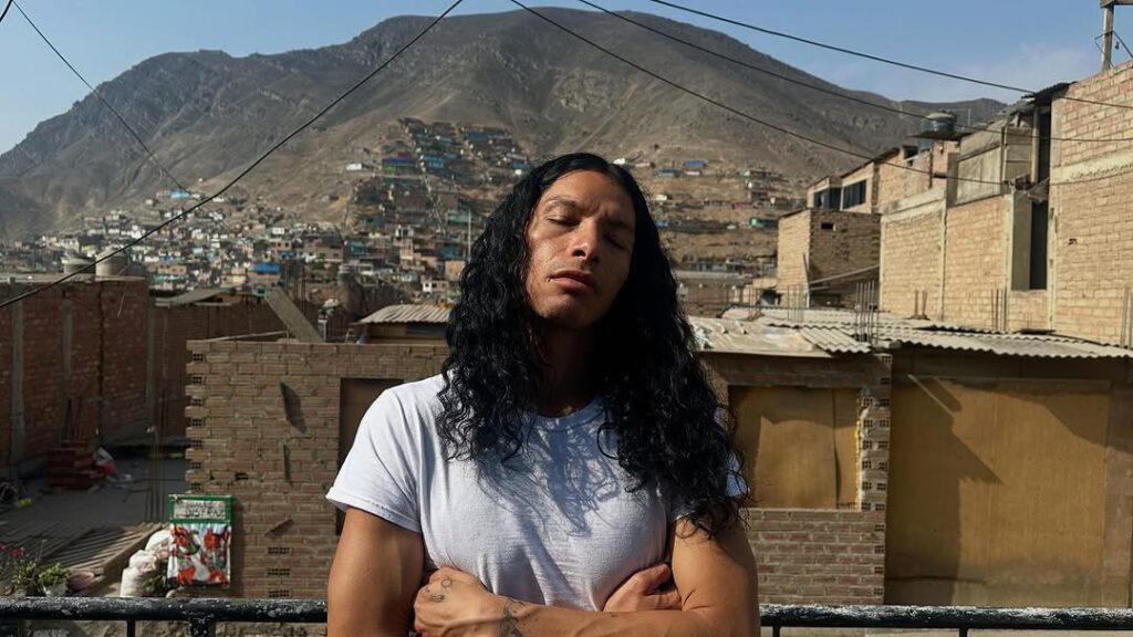 A.Chal, artista peruano-estadounidense, fotografiado en Lima 2026