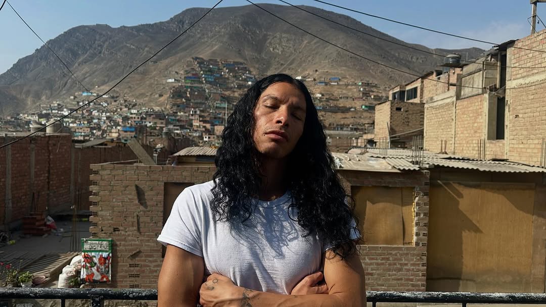 A.Chal, artista peruano-estadounidense, fotografiado en Lima 2026